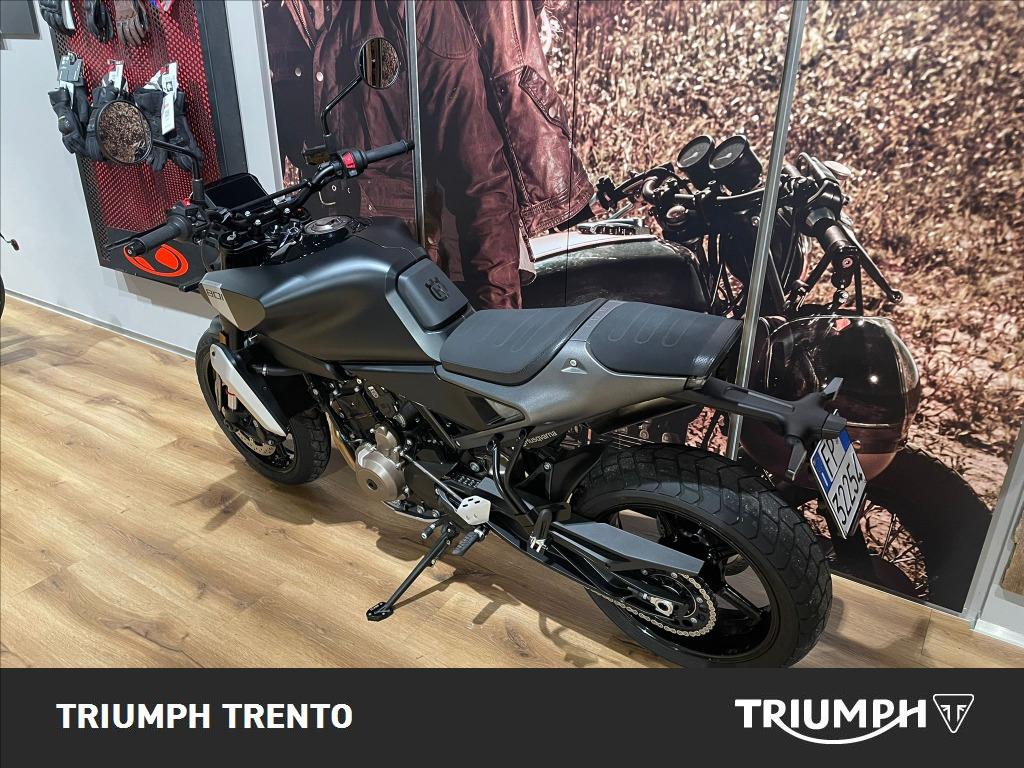 HUSQVARNA Svartpilen 801 